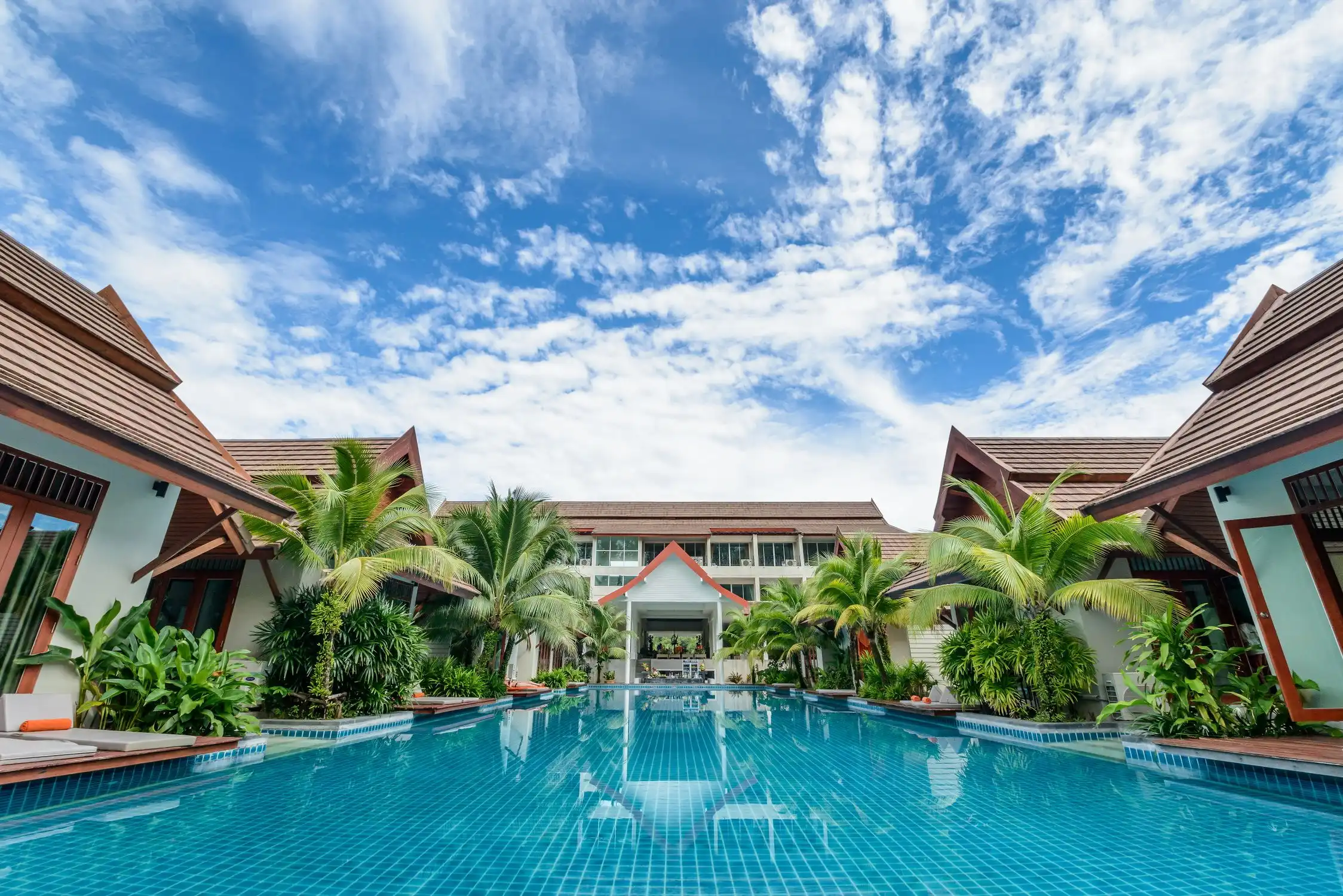Piscina de um resort ao entardecer